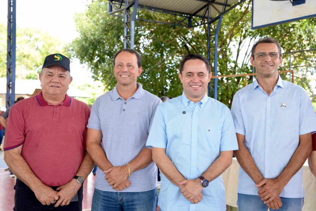 O deputado Gabriel Picanço, o reitor da UFRR, Geraldo Ticianeli, o deputado Gabriel Mota e o vice-reitor Silvestre Lopes, durante audiência pública sobre a implantação do polo da instituição na vila Félix Pinto, em Cantá (Foto: Divulgação)