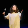O show traz um repertório renovado, que aborda temas atuais como redes sociais, religião e a sensação de fim do mundo, sempre com o humor característico do artista. Foto: divulgação