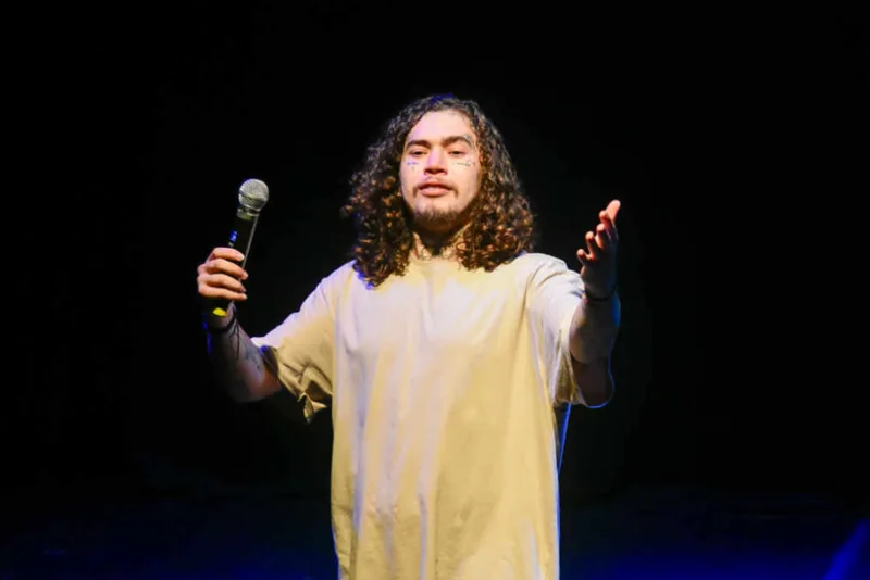O show traz um repertório renovado, que aborda temas atuais como redes sociais, religião e a sensação de fim do mundo, sempre com o humor característico do artista. Foto: divulgação
