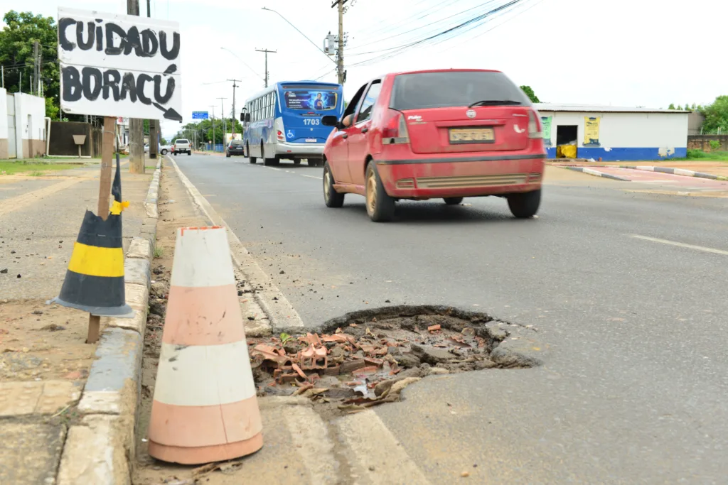 Buracos em avenida preocupam moradores