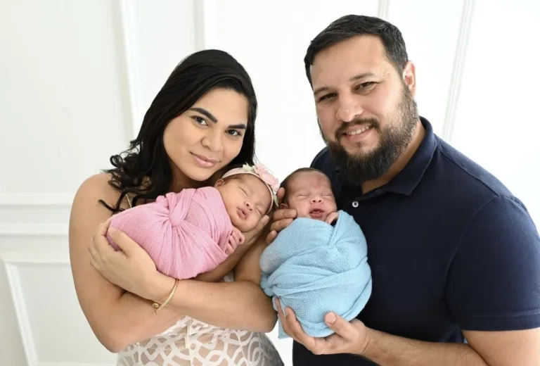 Parima Veras Junior e sua esposa Neteh Rodrigues, felizes ao celebrar hoje a idade nova dele. Na foto, o casal divide clic com seus gêmeos recém nascidos, Parima Neto e Lenir Vitória 