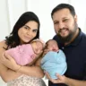Parima Veras Junior e sua esposa Neteh Rodrigues, felizes ao celebrar hoje a idade nova dele. Na foto, o casal divide clic com seus gêmeos recém nascidos, Parima Neto e Lenir Vitória 
