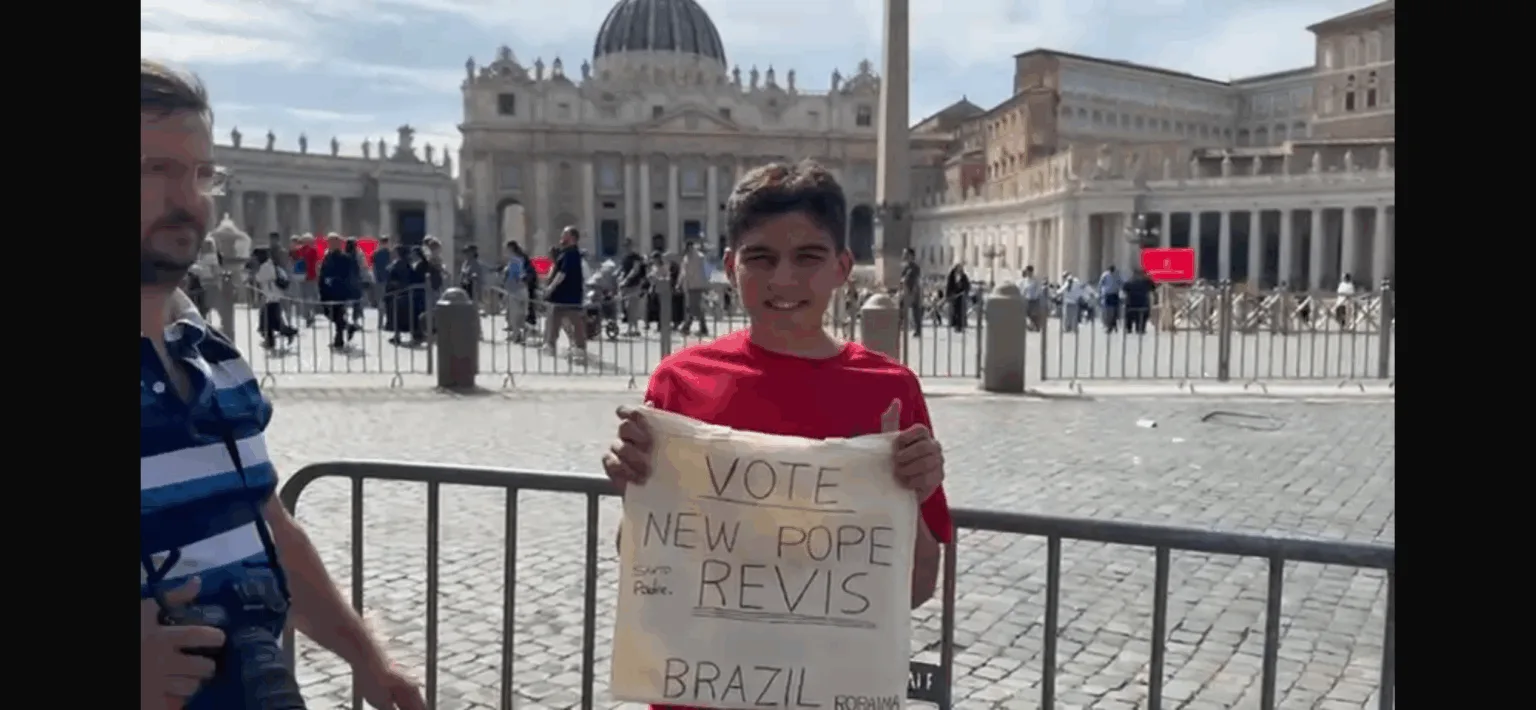 José Luís, de 16 anos, no Vaticano com o cartaz improvisado. Foto: Nilzete Franco/FolhaBV José Luís, de 16 anos, no Vaticano com o cartaz improvisado. Foto: Nilzete Franco/FolhaBV