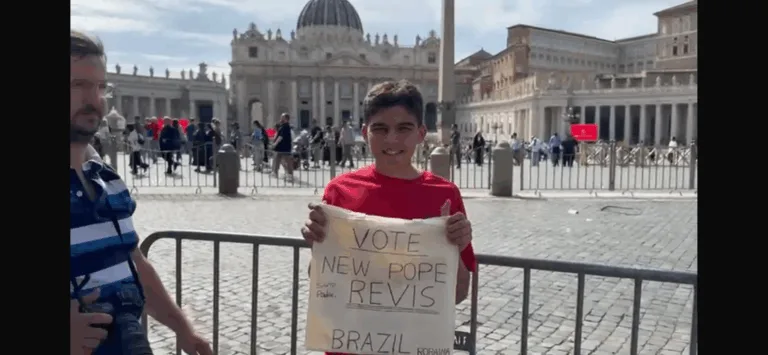 José Luís, de 16 anos, no Vaticano com o cartaz improvisado. Foto: Nilzete Franco/FolhaBV