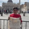 José Luís, de 16 anos, no Vaticano com o cartaz improvisado. Foto: Nilzete Franco/FolhaBV