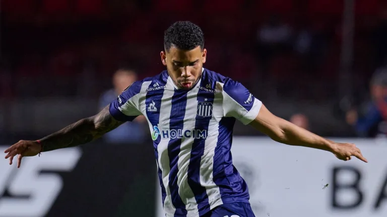 O jogador venezuelano do Talleres, Miguel Navarro (Foto: Divulgação)