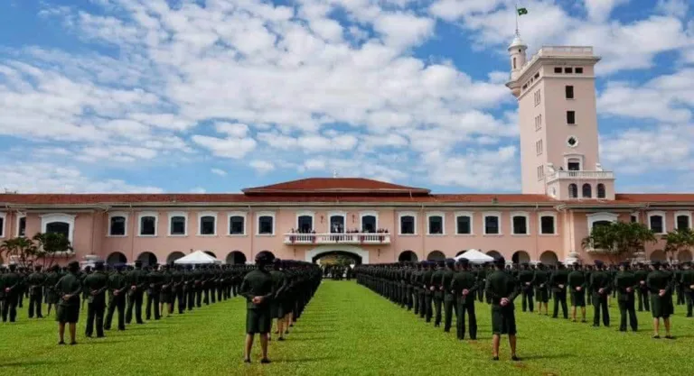 Alunos de uma Escola Preparatória perfilados. (Foto: Reprodução)