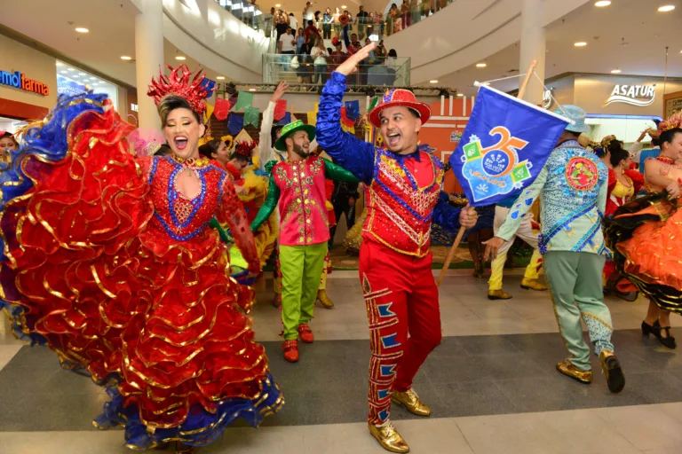 Quadrilheiros juninos ‘param’ shopping para lançar o Boa Vista Junina 2025
