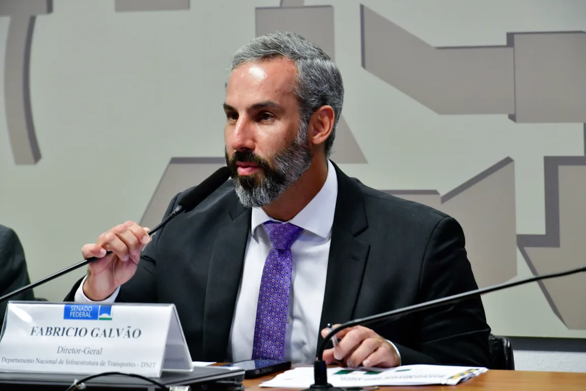 O diretor-geral do DNIT, Fabrício Galvão, durante reunião da Comissão de Agricultura e Reforma Agrária do Senado (Foto: Waldemir Barreto/Agência Senado)