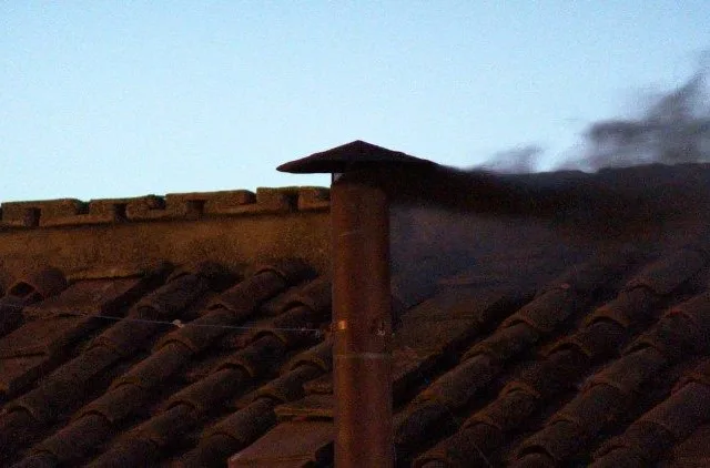 Fumaça preta indica que o novo Papa não foi eleito. Imagem: Reprodução / Vatican News