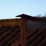 Fumaça preta indica que o novo Papa não foi eleito. Imagem: Reprodução / Vatican News