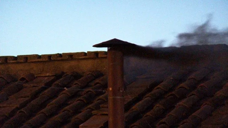 Fumaça preta indica que o novo Papa não foi eleito. Imagem: Reprodução / Vatican News Fumaça preta indica que o novo Papa não foi eleito. Imagem: Reprodução / Vatican News