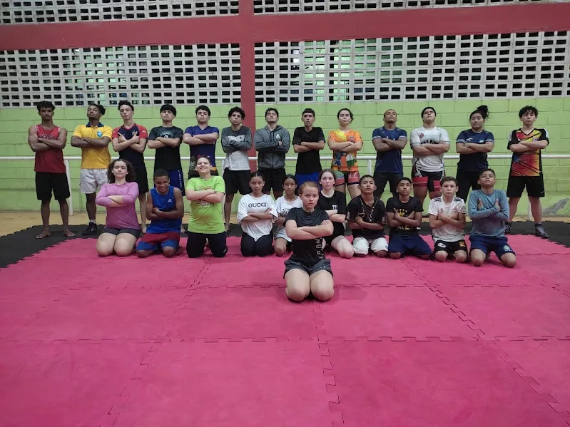 Alunos da modalidade reunidos durante o treino