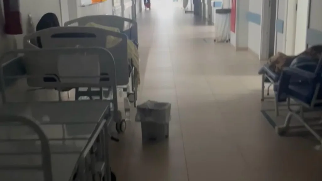 De acordo com o relato, há pacientes internados há meses, enquanto novos casos permanecem nos corredores da unidade por falta de leitos. (Foto: Arquivo pessoal)