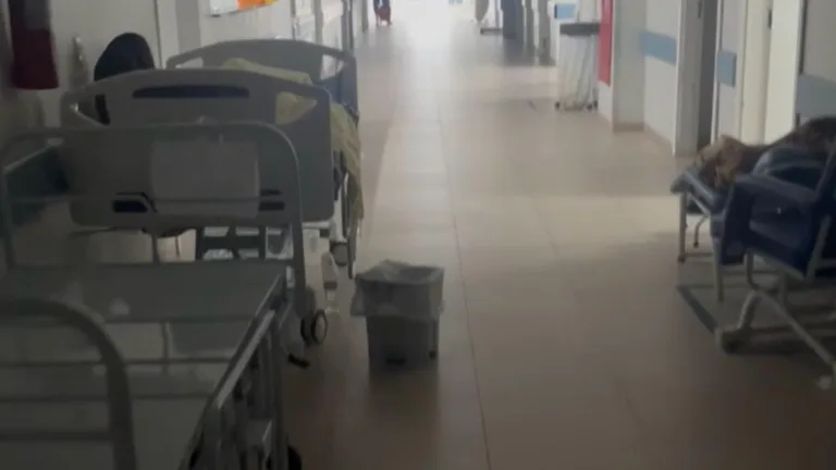 De acordo com o relato, há pacientes internados há meses, enquanto novos casos permanecem nos corredores da unidade por falta de leitos. (Foto: Arquivo pessoal)