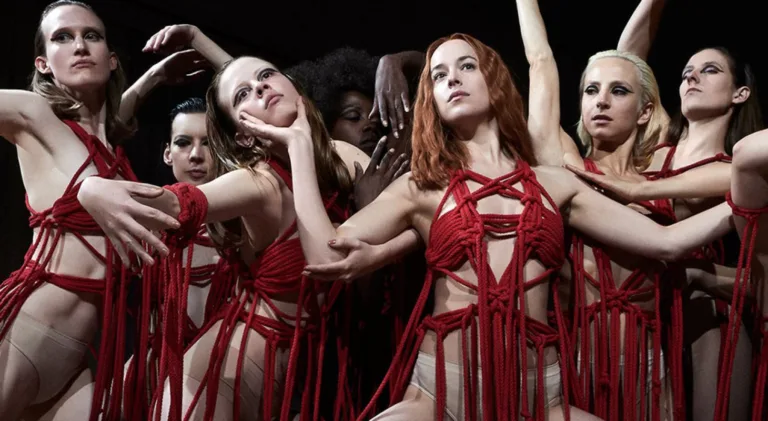 Suspiria se passa em Berlim, no fim da década de 1970, e acompanha uma jovem bailarina americana que chega a uma renomada companhia de dança
