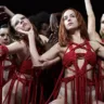 Suspiria se passa em Berlim, no fim da década de 1970, e acompanha uma jovem bailarina americana que chega a uma renomada companhia de dança