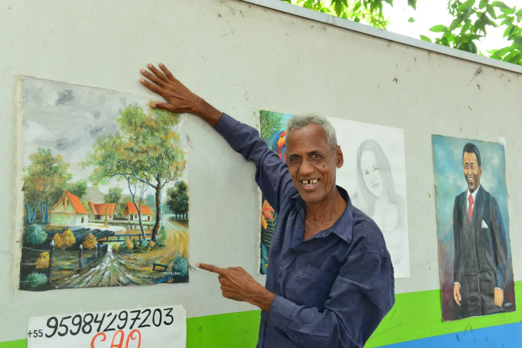 Artista Venezuelano vende pinturas em avenida de Boa Vista