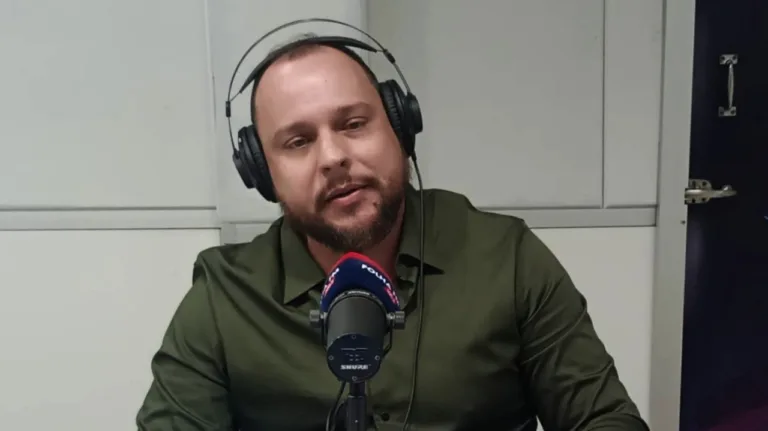 O advogado Eduardo Aguiar durante o programa Agenda da Semana, da Folha FM