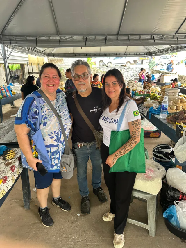 Janaina Torres e Denise Araujo Explorando a feira de São Gabriel da Cachoeira com o chef Conde Aquino