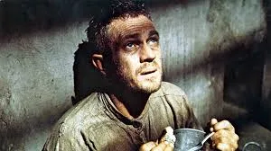 O filme, baseado no livro de Henri Charrière, marcou gerações com sua denúncia das condições brutais do sistema prisional francês (Foto: Divulgação)