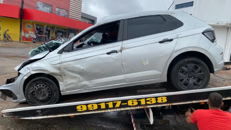 Volkswagen Polo capotou após colisão com Fiat Siena na avenida Ataíde Teive (Foto: Lucas Luckezie/FolhaBV)