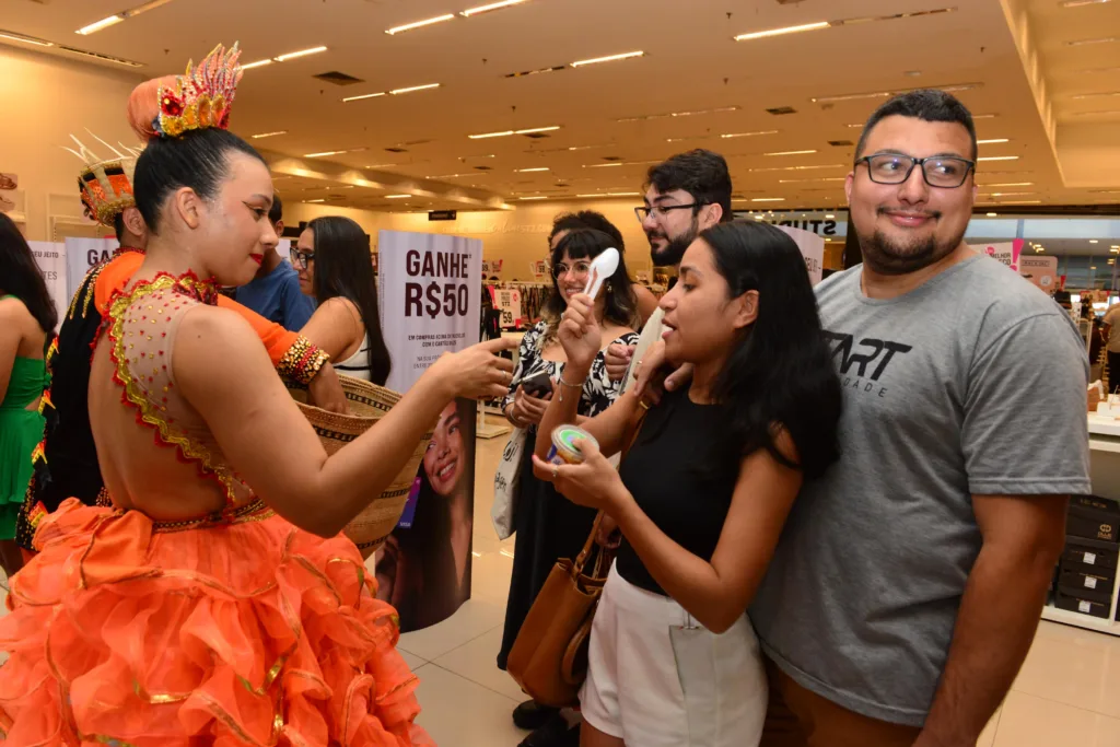 Estudante Mayla Cadete, 22, ganha paçoca durante intervenção de lançamento do Boa Vista Junina 2025 em shopping (Foto: Nilzete Franco/FolhaBV)