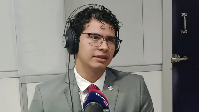 O advogado Sandro Rafael da Fonseca durante o programa Agenda da Semana, da Folha FM