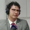 O advogado Sandro Rafael da Fonseca durante o programa Agenda da Semana, da Folha FM