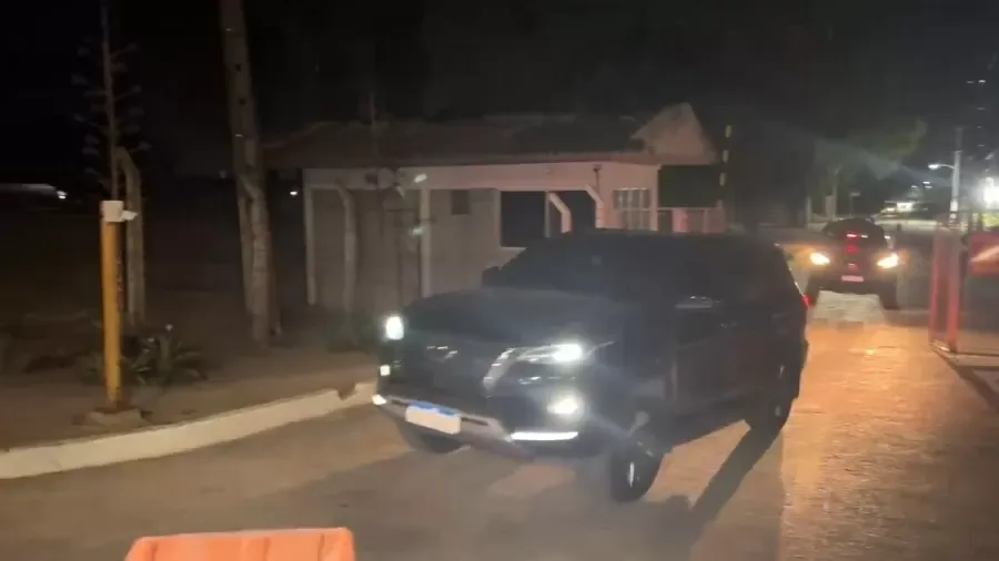 Fernando Collor de Melo deixando o presídio