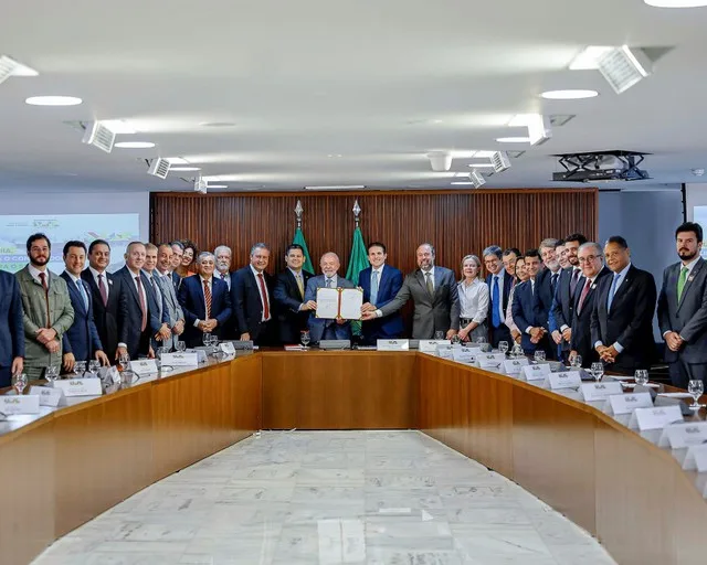 Presidente Lula durante assinatura da Medida Provisória da Reforma do Setor Elétrico, que propõe a reestruturação do setor elétrico com foco na promoção da justiça tarifária - Foto: Ricardo Stuckert / PR