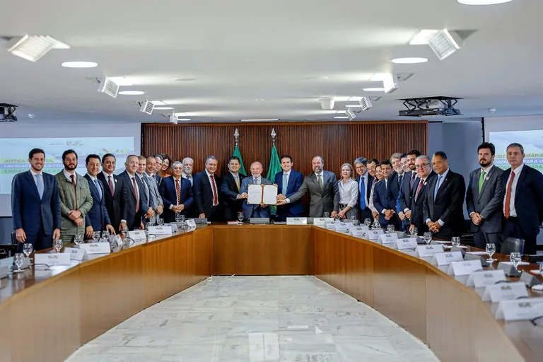 Presidente Lula durante assinatura da Medida Provisória da Reforma do Setor Elétrico, que propõe a reestruturação do setor elétrico com foco na promoção da justiça tarifária - Foto: Ricardo Stuckert / PR