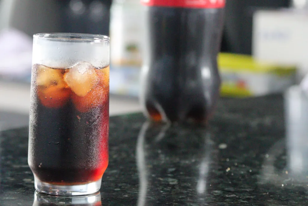 A acidez dos refrigerantes — com pH próximo ao do vinagre — pode causar erosão do esmalte dos dentes e favorecer problemas gastrointestinais (Foto Divulgação)