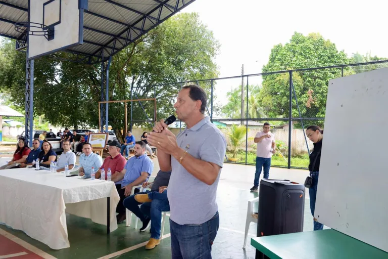 O reitor da UFRR, Geraldo Ticianeli, durante audiência pública sobre a implantação do polo da instituição na vila Félix Pinto, em Cantá (Foto: Divulgação)