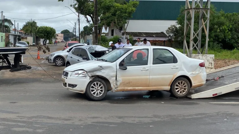Veículo Fiat Siena envolvido em acidente com Volkswagen Polo na avenida Ataíde Teive (Foto: Lucas Luckezie/FolhaBV)