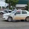Veículo Fiat Siena envolvido em acidente com Volkswagen Polo na avenida Ataíde Teive (Foto: Lucas Luckezie/FolhaBV)