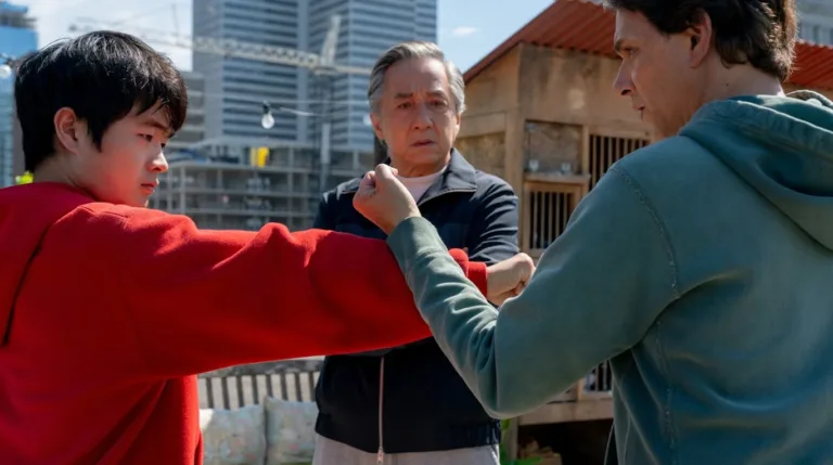 No filme, Ralph Macchio retorna ao papel de Daniel LaRusso, protagonista dos filmes originais da década de 1980 e Jackie Chan reprisa o papel de Mr. Han (Foto Divulgação)