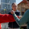No filme, Ralph Macchio retorna ao papel de Daniel LaRusso, protagonista dos filmes originais da década de 1980 e Jackie Chan reprisa o papel de Mr. Han (Foto Divulgação)