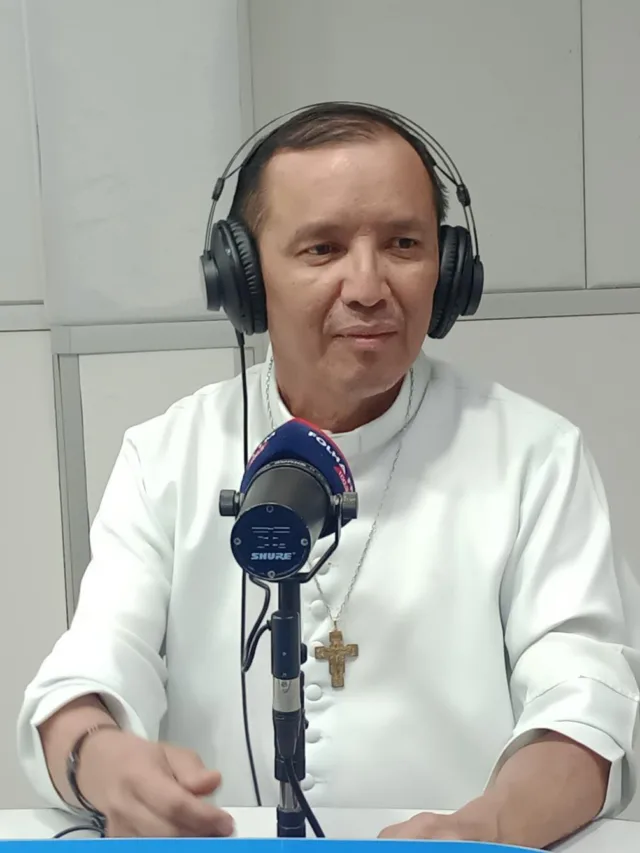 Padre Revislande no programa Agenda da Semana -  Foto: FolhaBV
