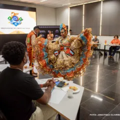 A atividade reúne os avaliadores e os representantes dos 24 grupos que vão participar do concurso — 12 do Grupo Especial e 12 do Grupo de Acesso. (Foto: Divulgação)