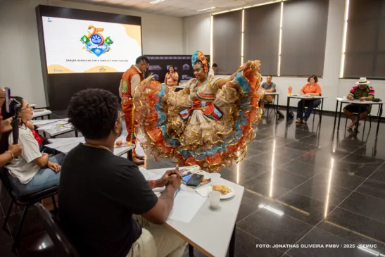 A atividade reúne os avaliadores e os representantes dos 24 grupos que vão participar do concurso — 12 do Grupo Especial e 12 do Grupo de Acesso. (Foto: Divulgação)