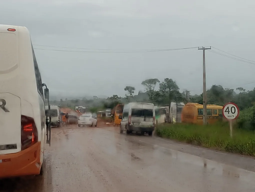 Trecho com atoleiro dificulta a passagem de veículos (Vídeo: Arquivo Pessoal)