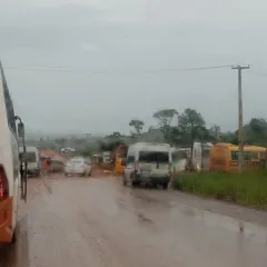 Trecho com atoleiro dificulta a passagem de veículos (Vídeo: Arquivo Pessoal)