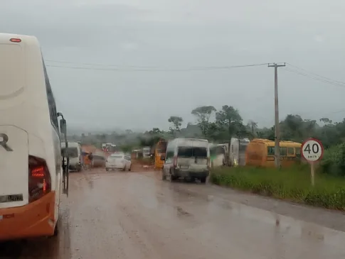 Trecho com atoleiro dificulta a passagem de veículos (Vídeo: Arquivo Pessoal)