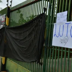 Sinter colocou faixa preta e cartaz de luto em sua fachada na manhã desta quinta-feira pela morte de Josefa Matos (Foto: Nilzete Franco/FolhaBV)