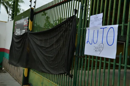 Sinter colocou faixa preta e cartaz de luto em sua fachada na manhã desta quinta-feira pela morte de Josefa Matos (Foto: Nilzete Franco/FolhaBV)