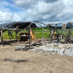 Casa incendiada pelo infrator (Foto: Divulgação) 
