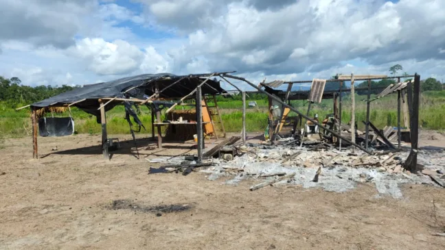 Casa incendiada pelo infrator (Foto: Divulgação) 