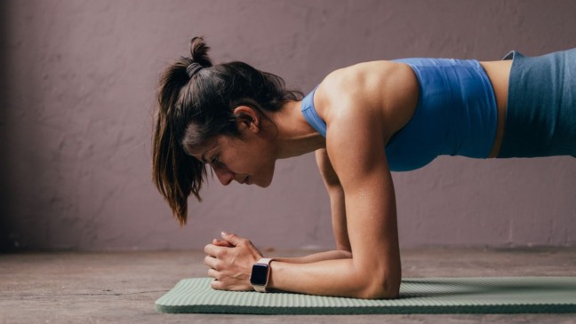 Durante décadas, os abdominais tradicionais foram o principal exercício para quem buscava fortalecer o abdômen (Foto Divulgação)