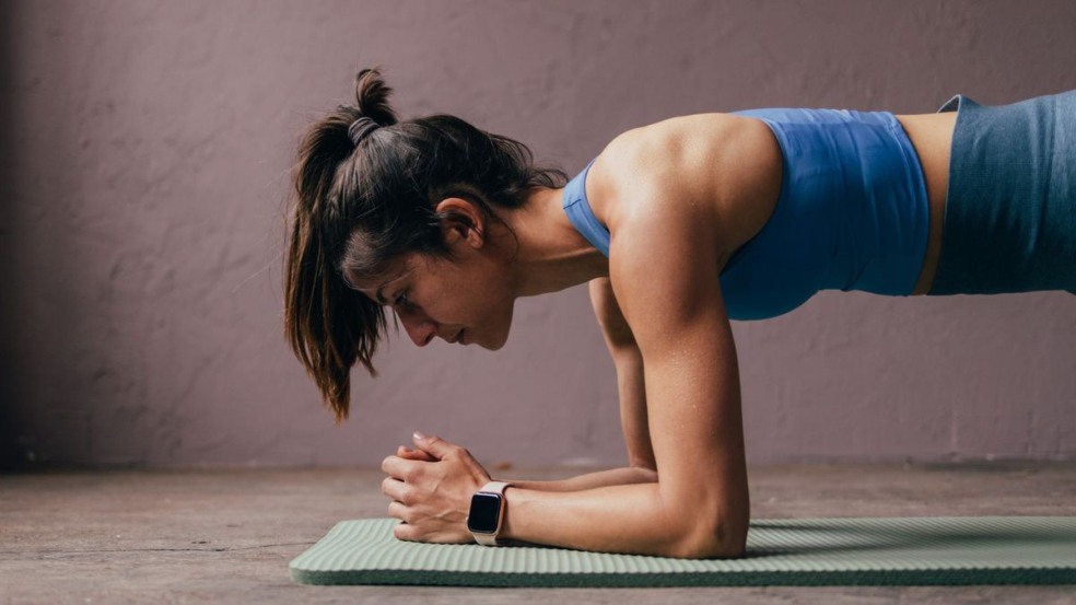 Durante décadas, os abdominais tradicionais foram o principal exercício para quem buscava fortalecer o abdômen (Foto Divulgação)
